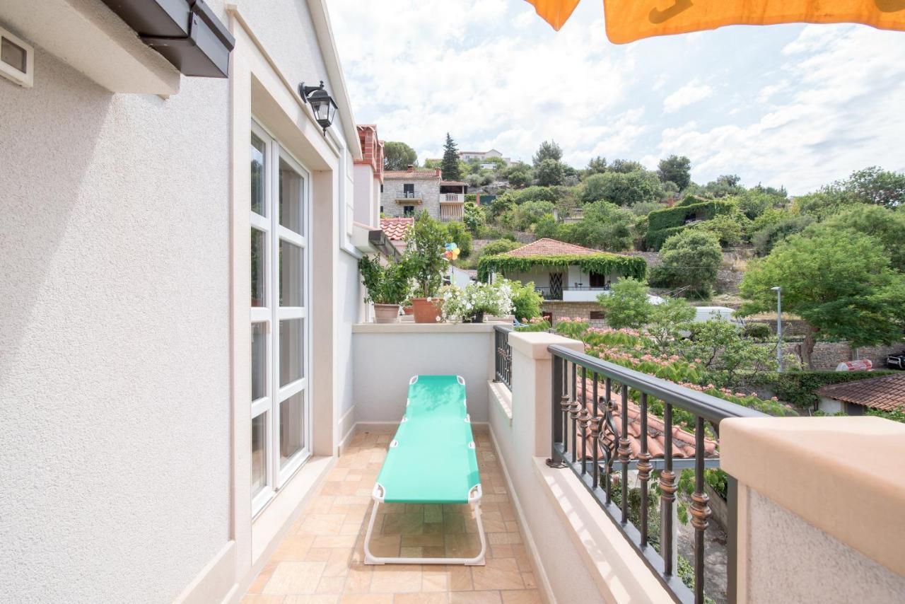 Apartments Mare Postira Exterior foto