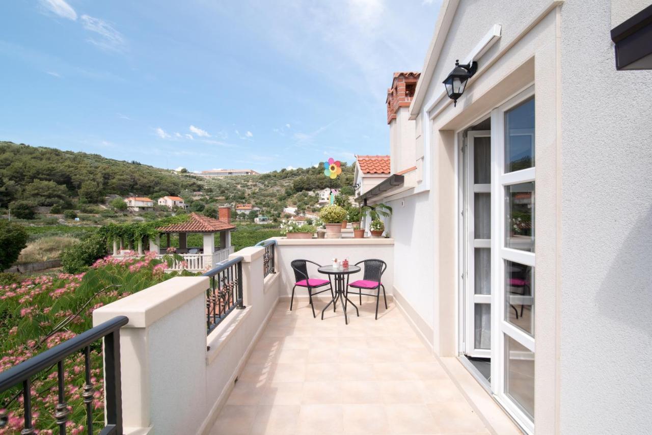 Apartments Mare Postira Exterior foto