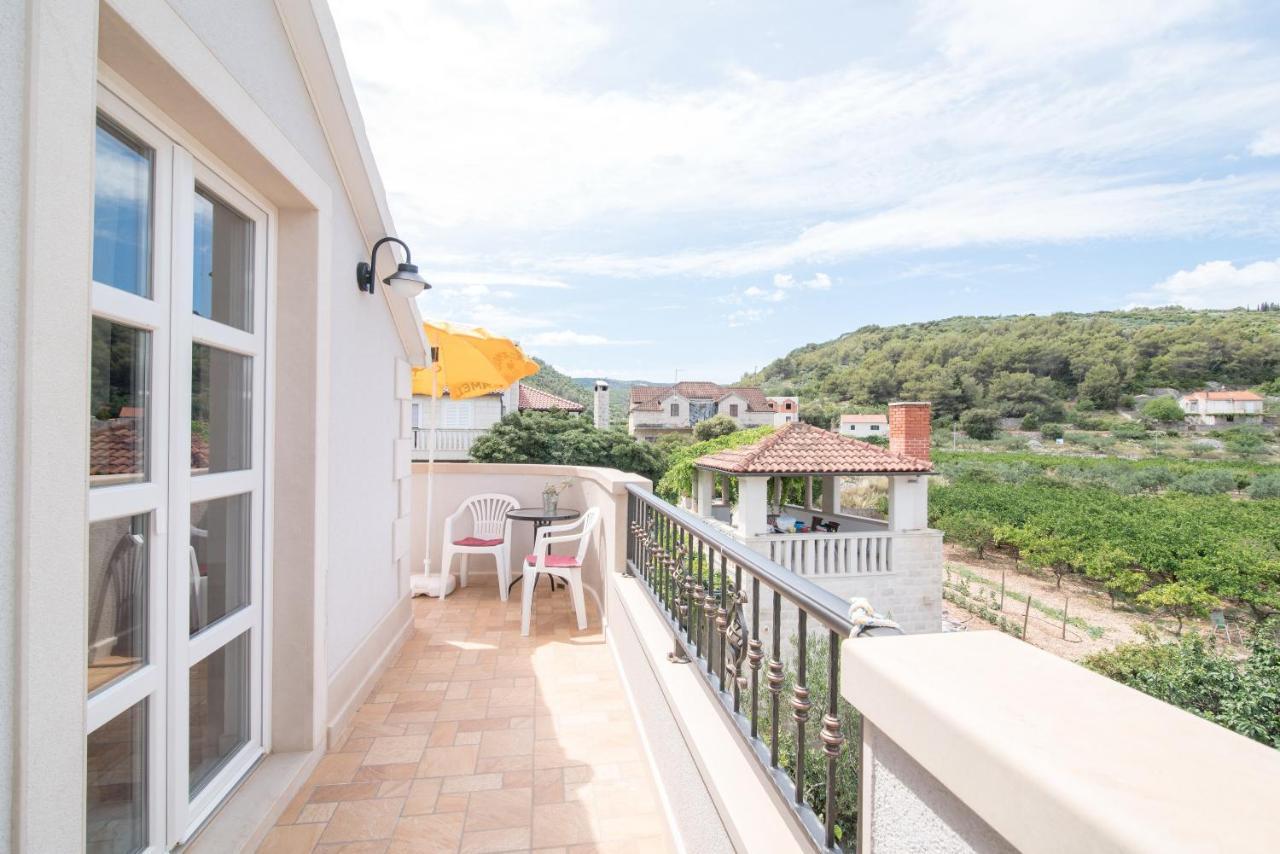 Apartments Mare Postira Exterior foto